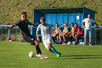 Fotbalisté FK Okula Nýrsko (na archivním snímku hráči v černých dresech) remizovali v pondělní dohrávce s Rapidem Plzeň (světlé dresy) 2:2.