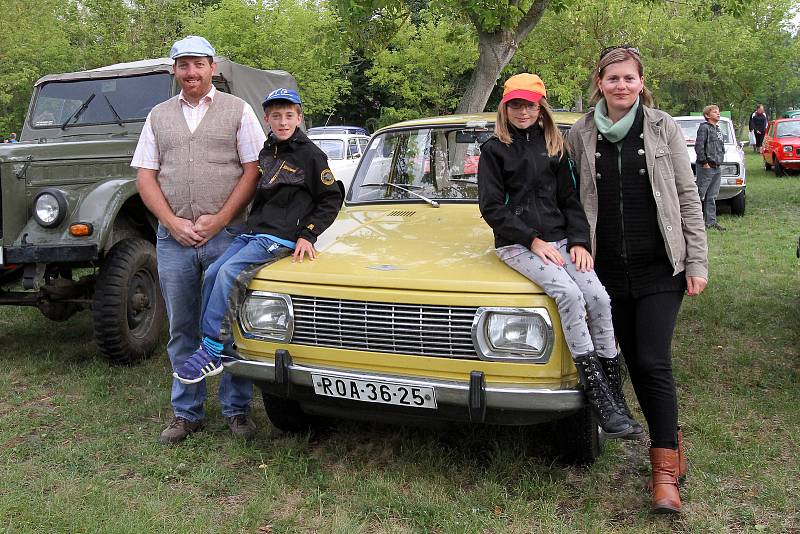 Retrojízda - sraz historických automobilů do roku výroby 1989 v kempu u přehrady České údolí v Plzni - Liticích.