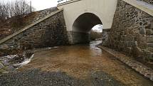 Pod železničním viaduktem u Chodové Plané se vylil Senný potok na cyklostezku. Zde má svůj vliv na zvýšenou hladinu i činnost bobra evropského. Pro pěší zde městys Chodová Plané zřídil provizorní zvýšený chodník vytvořený ze zatravňovacích dlaždic.