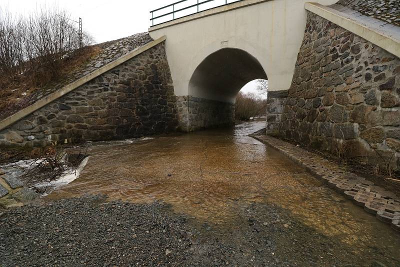 Pod železničním viaduktem u Chodové Plané se vylil Senný potok na cyklostezku. Zde má svůj vliv na zvýšenou hladinu i činnost bobra evropského. Pro pěší zde městys Chodová Plané zřídil provizorní zvýšený chodník vytvořený ze zatravňovacích dlaždic.