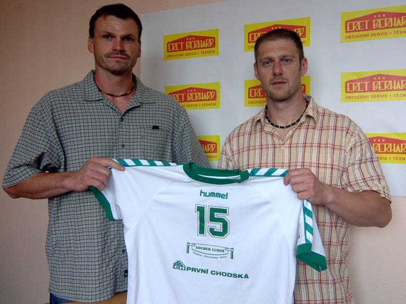 Sportovní manažer Lokomotivy Plzeň Martin Šetlík (vlevo) představil v červnu 2007 na tiskové konferenci další posilu do nadcházející extraligové sezony.  Roční kontrakt  s ambiciózním týmem podepsal Adolf Blecha.