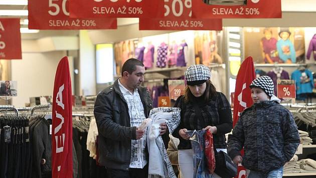 V Plzni začaly po Vánocích klesat ceny. Mnoho lidí tak vyrazilo do obchodních center