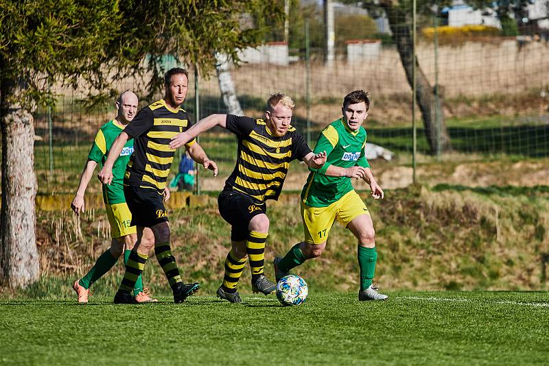 Fotbalisté Chotíkova (na archivním snímku hráči ve žlutočerných dresech) prohráli doma s Kralovicemi 3:4 a s pohárem PKFS se loučí.