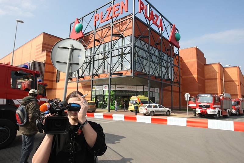 V plzeňském obchodním centru Plaza ve čtvrtek spadla stropní konstrukce v prostoru multikina