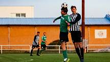 15. kolo I. A třídy: SK Smíchov Plzeň - FC Rokycany B (na snímku fotbalisté v zelených dresech) 4:2 (2:0).