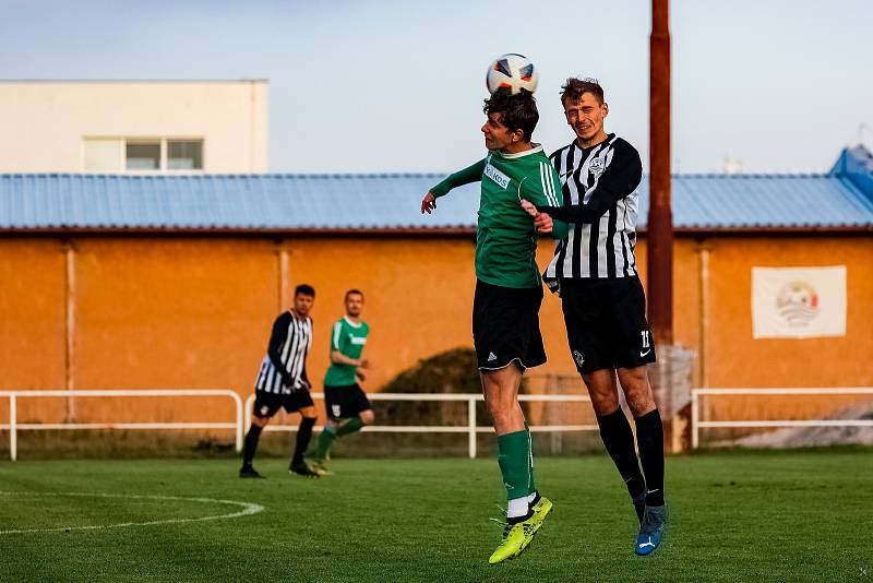 15. kolo I. A třídy: SK Smíchov Plzeň - FC Rokycany B (na snímku fotbalisté v zelených dresech) 4:2 (2:0).