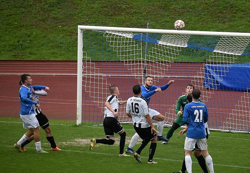 7. kolo FORTUNA divize A: TJ Jiskra Domažlice B (na snímku fotbalisté v modrých dresech) - SK Tochovice 3:0 (2:0).