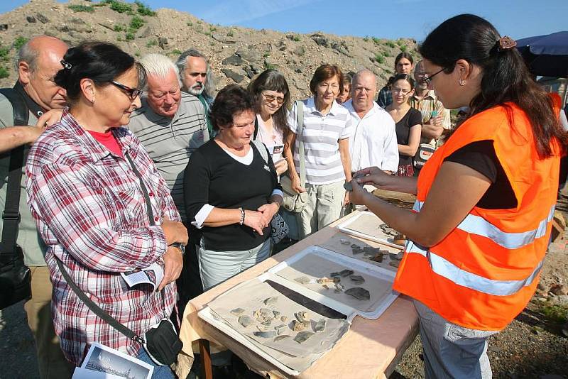 Šéfka výzkumu Kateřina Postránecká ukazuje zájemcům místo archeologických prací a nálezy v Jízdecké ulici