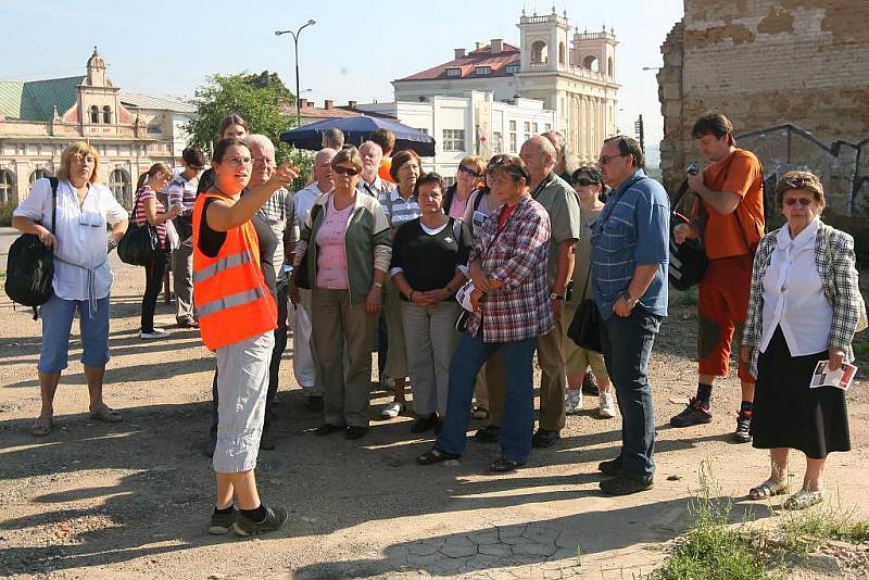 Šéfka výzkumu Kateřina Postránecká ukazuje zájemcům místo archeologických prací a nálezy v Jízdecké ulici