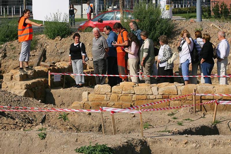 Šéfka výzkumu Kateřina Postránecká ukazuje zájemcům místo archeologických prací a nálezy v Jízdecké ulici