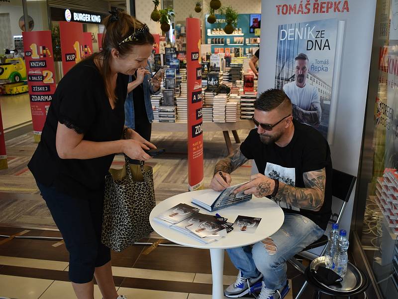 Autogramiáda Tomáše Řepky v Plzni. Doprovázela ho jeho partnerka Kateřina Kristelová.