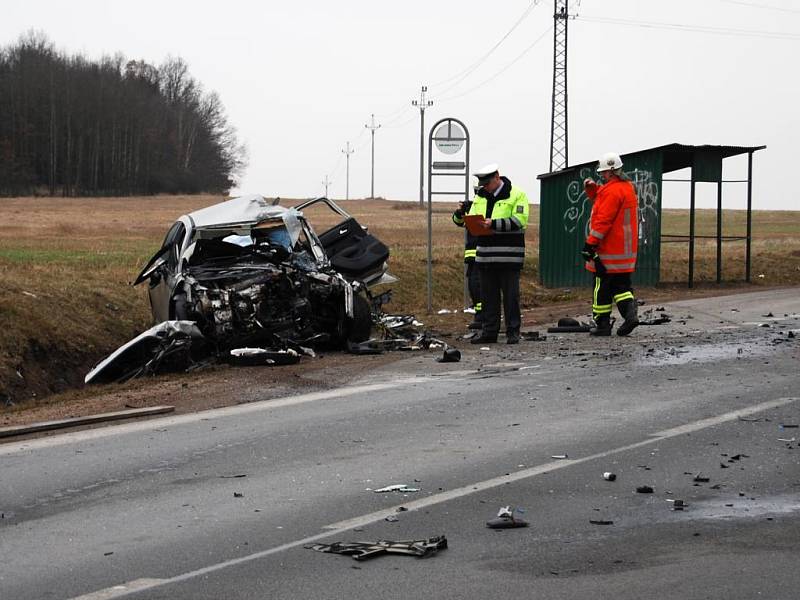 Dva zraněné řidiče, z toho jednoho těžce, si vyžádal čelní střet Avie s Citroenem, ke kterému došlo krátce před pátečním polednem mezi obcemi Zbůch a Chotěšov na Plzeňsku