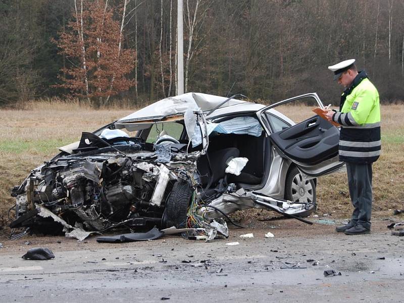 Dva zraněné řidiče, z toho jednoho těžce, si vyžádal čelní střet Avie s Citroenem, ke kterému došlo krátce před pátečním polednem mezi obcemi Zbůch a Chotěšov na Plzeňsku