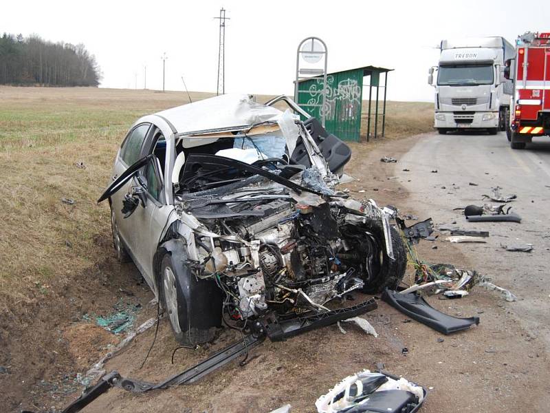 Dva zraněné řidiče, z toho jednoho těžce, si vyžádal čelní střet Avie s Citroenem, ke kterému došlo krátce před pátečním polednem mezi obcemi Zbůch a Chotěšov na Plzeňsku