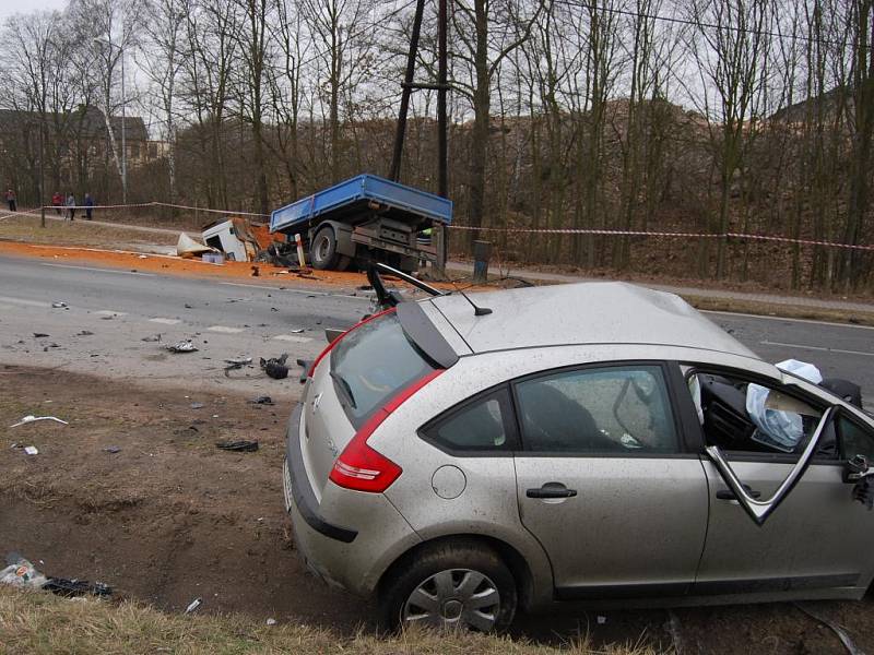 Dva zraněné řidiče, z toho jednoho těžce, si vyžádal čelní střet Avie s Citroenem, ke kterému došlo krátce před pátečním polednem mezi obcemi Zbůch a Chotěšov na Plzeňsku