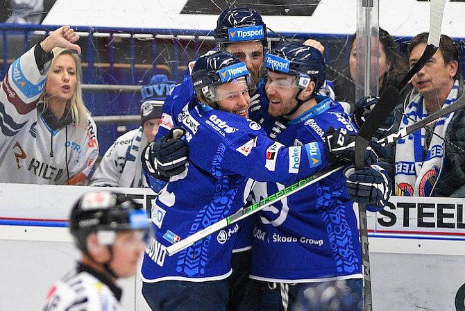 Hokejisté Škody Plzeň (zleva) Tim Söderlund, Jakub Lev a David Kvasnička křepčí po vyrovnání na 2:2, které proti Vítkovicím zařídil Lev.  