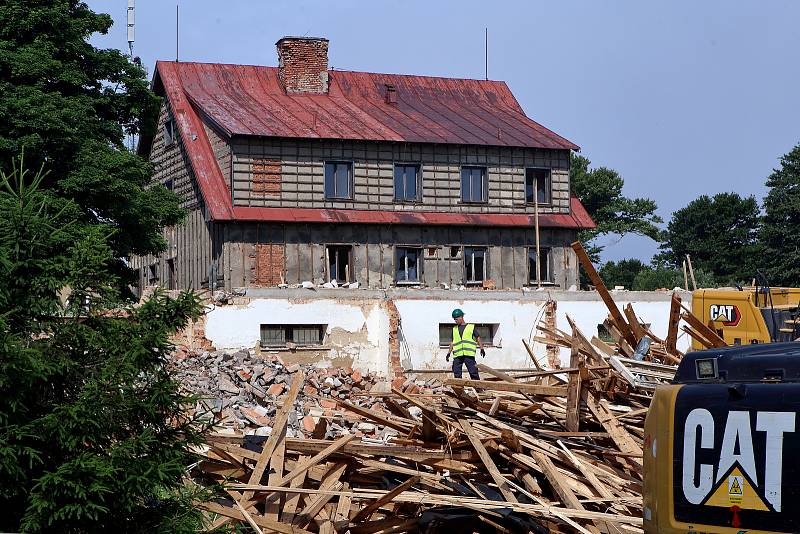 Na hoře Čerchov na Domažlicku pokračuje demolice bývalých vojenských objektů. Hotovo by mělo být do konce července. Čerchov je s nadmořskou výškou 1041 metrů nejvyšším bodem celého Českého lesa.