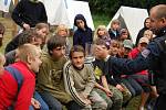 Děti, které tráví začátek prázdnin na táboře u severoplzeňské České Doubravice, navštívili ve čtvrtek policisté