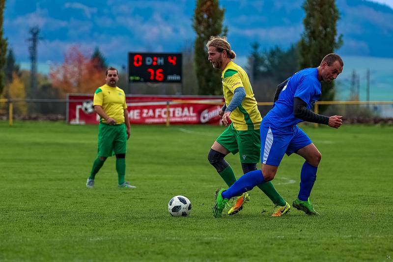 Na jihu Plzeňska podlehly Lužany (na snímku ve žlutých dresech) Dvorci vysoko 0:6 (v modrém).