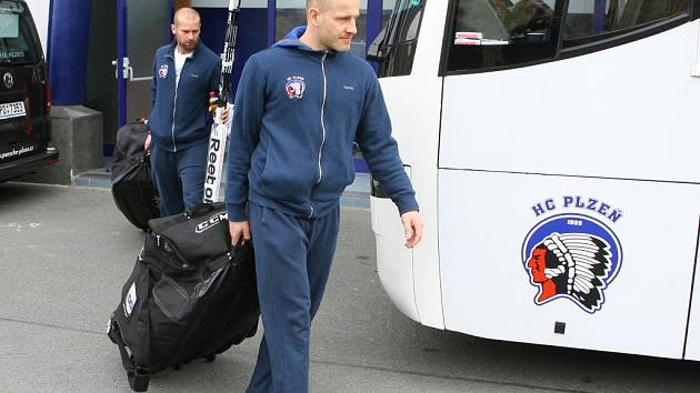 Takhle brankář Adam Svoboda a obránce Jiří Hanzlík (zleva) mířili  s výstrojí do  autobusu před včerejším odjezdem k odvetám do Brna. Tam  Indiáni rozbili  přechodný tábor v hotelu poblíž  hokejové haly Rondo