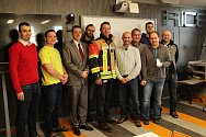Vědci ze Západočeské univerzity v Plzni (ZČU) ukončili vývoj odlehčeného chytrého obleku pro hasiče. Na snímku jsou společně se zástupci firem Vochoc.