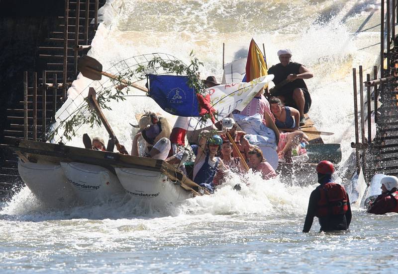 Růžovou chobotnici, kadibudku, sud, Titanik, velrybu, džíp nebo draka a další netradiční plavidla s roztodivnými osádkami mohli Plzeňané v sobotu vidět na Radbuze v Plzni.