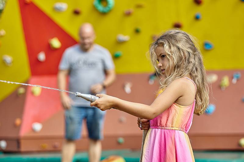 Jezdci na kolech skládačka a Sobi 20 zdolávají náves ve Lhotě u Plzně při tradičním vytrvalostním závodě Hokra Cup. 14 týmů kroužilo po 420 metrovém okruhu deset hodin. Vítězná skupina najela 293 km.