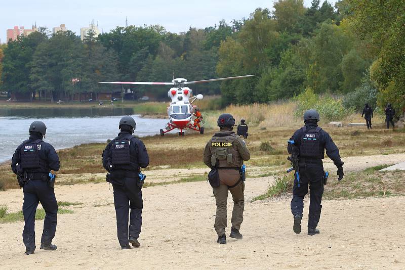 Zásah proti střelcům na technoparty trénovaly oddíly pořádkové policie. 180 příslušníků PČR a 34 policistů ze SRN nacvičovalo jak ochránit účastníky akce a zpacifikovat agresory. U rybníku Bolevák zasahovaly i další záchranné složky včetně vrtulníku LZS.