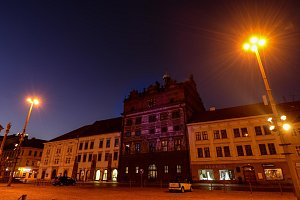 Do fialova se v pondělí v podvečer zbarvila historická budova plzeňské radnice. Město se tak připojilo k osvětové akci spolku EpiStop v rámci Mezinárodního dne epilepsie.