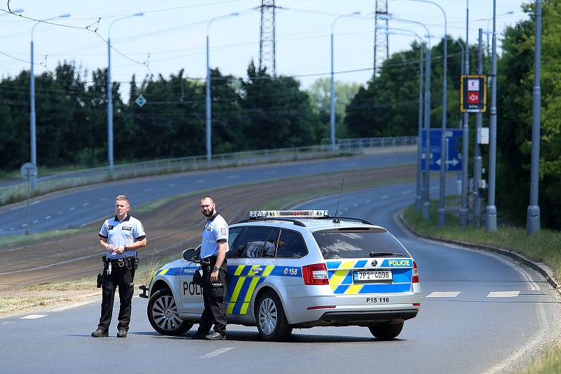 Policie uzavřela po úniku sirovodíku v čističce její okolí i komunikace spojující centrum Plzně s částí Přední Skvrňany.