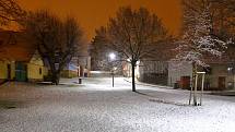 Noční sněžení v centru i okrajových částech Plzně.Na snímku stará náves Bolevec.