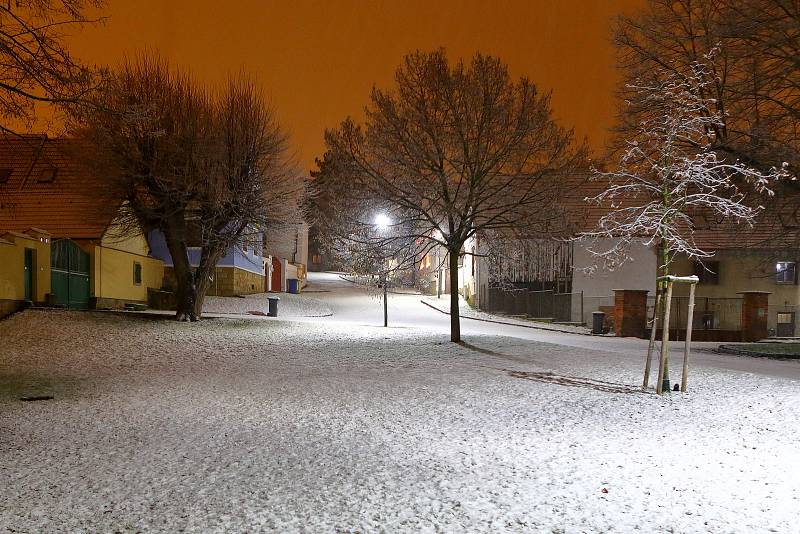 Noční sněžení v centru i okrajových částech Plzně.Na snímku stará náves Bolevec.