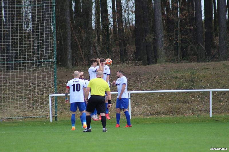 Přestřelka ve Zruči, kde domácí béčko porazilo Starý Plzenec 7:5.