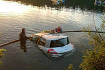 Utopené auto museli z vody vytáhnout hasiči a potapěči