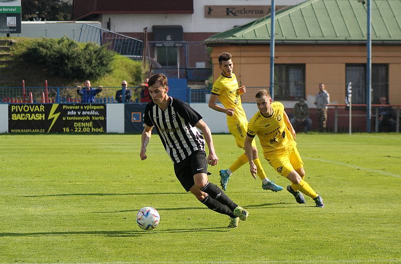 8. kolo FORTUNA ČFL, skupina A: FK Admira Praha - FK ROBSTAV Přeštice (na snímku fotbalisté ve žlutých dresech) 1:1 (0:1).