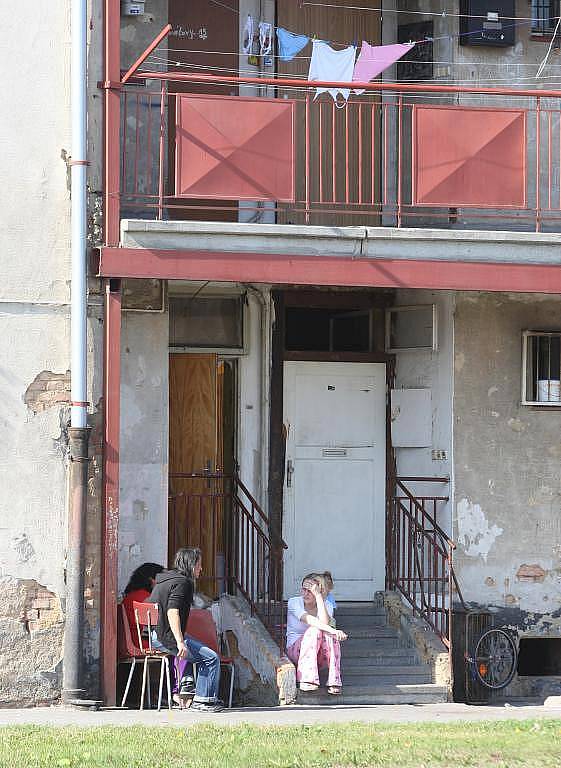 Podobná situace jako v Plachého ulici je i na Jateční ulici v Doubravce (na snímku). Tamní pavlačový dům je odděleným světem. V poslední době se tam vyprazdňují byty, prázdné se nepřidělují. V budoucnosti má tudy vést komunikace