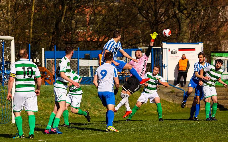 Fotbalisté plzeňské Košutky (na archivním snímku hráči v modrobílých dresech) doma překvapivě podlehli Smíchovu 1:2.