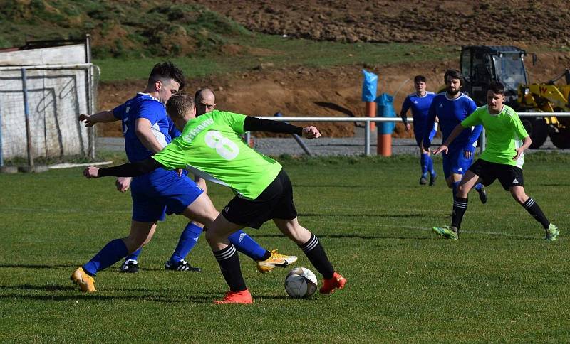 I. B třída, skupina B (15. kolo): SK Bolešiny (na snímku fotbalisté v modrých dresech) - TJ Sokol Štěnovice (zelení) 4:0.