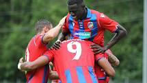 Senegalský fotbalista Modou Birame Ndiaye se na tři roky upsal Viktorii, ve včerejším zápase na soustředění v Rakousku se radoval z gólu Jeana-Davida Beauguela.