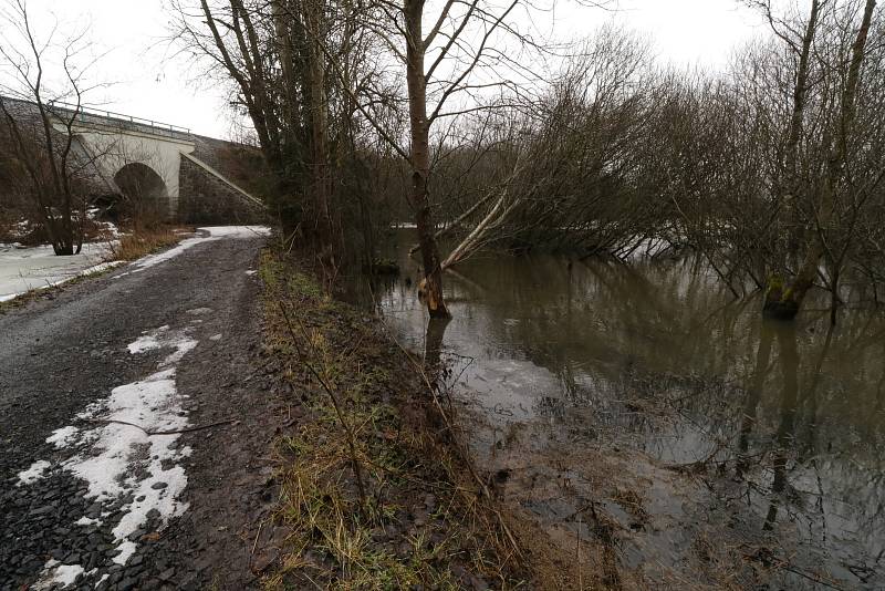 Pod železničním viaduktem u Chodové Plané se vylil Senný potok na cyklostezku. Zde má svůj vliv na zvýšenou hladinu i činnost bobra evropského. Pro pěší zde městys Chodová Plané zřídil provizorní zvýšený chodník vytvořený ze zatravňovacích dlaždic.