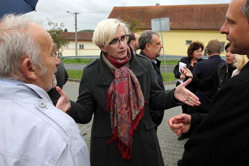 Deník vyvezl politiky mezi občany. Mluvilo se o ubytovnách, průmyslových halách i dopravní situaci. Během cesty politici odpovídali na řadu otázek