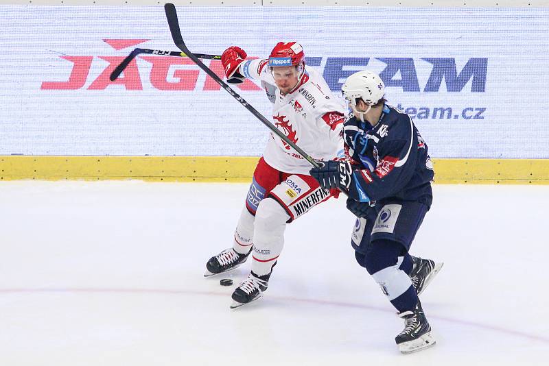 Semifinále play off hokejové extraligy - 5. zápas: HC Oceláři Třinec - HC Škoda Plzeň, 11. dubna 2019 v Třinci. Na snímku (zleva) Guntis Galvins, Miroslav Indrák.