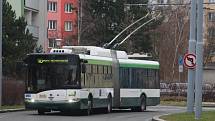 Starý typ trolejbusu 15 TrM vytěsňují postupně nové trolejbusy 28 Tr (na snímku)