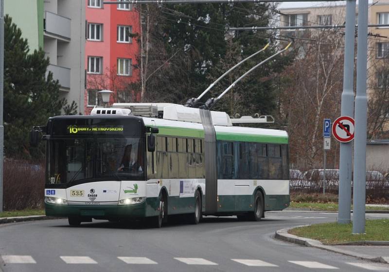 Starý typ trolejbusu 15 TrM vytěsňují postupně nové trolejbusy 28 Tr (na snímku)