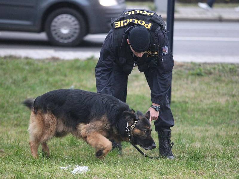 Policisté zajišťují stopy u fakultní nemocnice v Plzni na Borech, kde došlo k přepadení eskorty