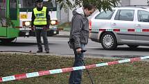 Policisté zajišťují stopy u fakultní nemocnice v Plzni na Borech, kde došlo k přepadení eskorty
