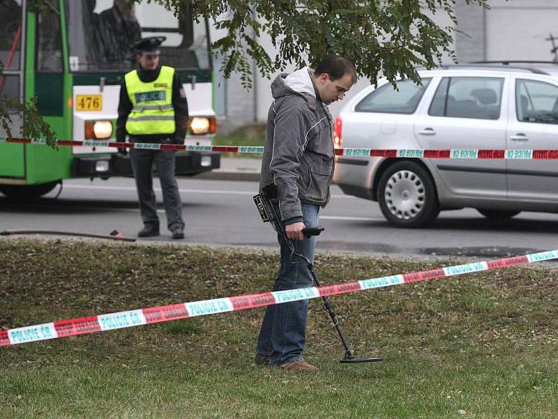 Policisté zajišťují stopy u fakultní nemocnice v Plzni na Borech, kde došlo k přepadení eskorty