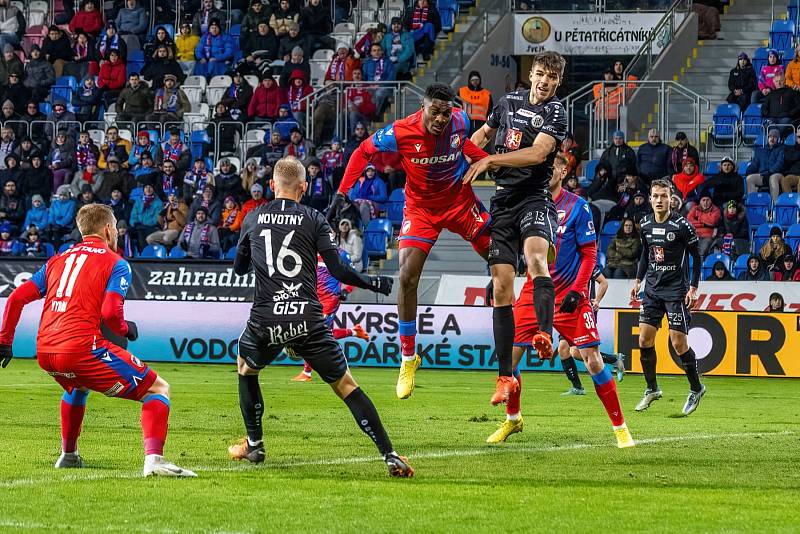 Fotbalisté Viktorie Plzeň podlehli na úvod ligového jara doma nečekaně Hradci Králové 1:2.