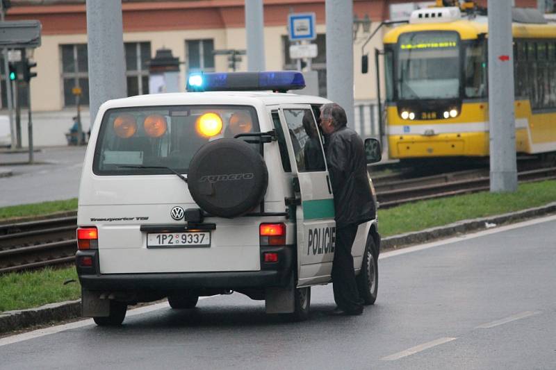 Řidič vjel na koleje, tramvaje nejezdily