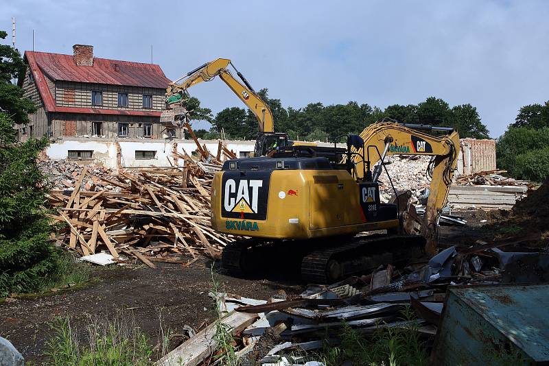 Na hoře Čerchov na Domažlicku pokračuje demolice bývalých vojenských objektů. Hotovo by mělo být do konce července. Čerchov je s nadmořskou výškou 1041 metrů nejvyšším bodem celého Českého lesa.